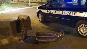 Danneggiamento alla statua del viaggiatore, il commento del sindaco di Foggia, Franco Landella