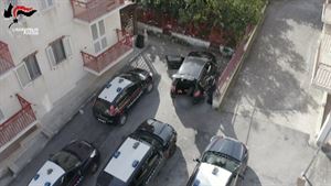 Carabinieri arrestano 3 persone, rubano auto e aggrediscono custode per fuggire