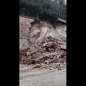 Orsara, crolla muro di contenimento sulla statale 90