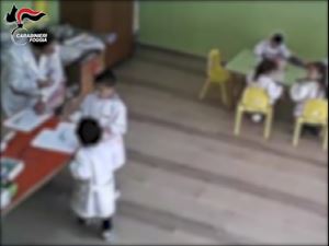 Maestra interdetta insultava minacciava e strattonava bambini scuola materna