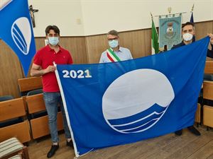 Zapponeta, l’Amministrazione Comunale conquista per la quarta volta consecutiva la Bandiera Blu