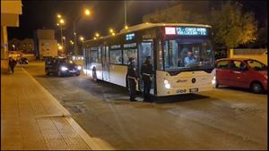 Lanci di sassi contro gli autobus a Foggia